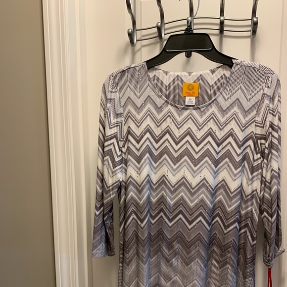 Ruby Red Plum,Gray,White Sharkbite Blouse size PS - Picture 4 of 4